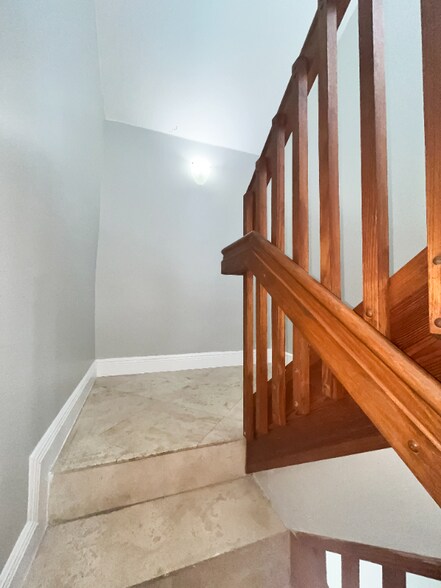 Building Photo - 1045 SW 9th Ct