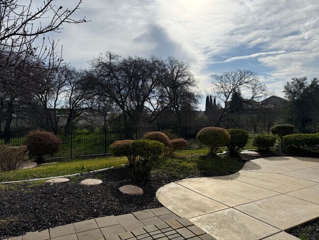 Building Photo - Private Cul-de-Sac Home in Gated Roseville Community with Views