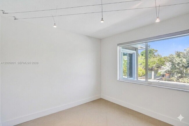 Building Photo - 417 NE 29th St