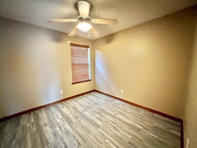 Building Photo - 413 Primrose Cir