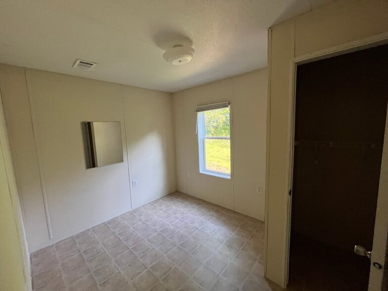 Building Photo - 129 Genes Ln