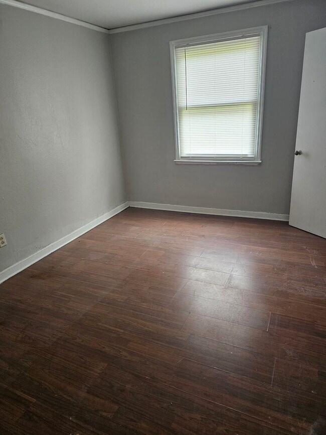 Building Photo - 3 bdrm 1 bath ready to rent