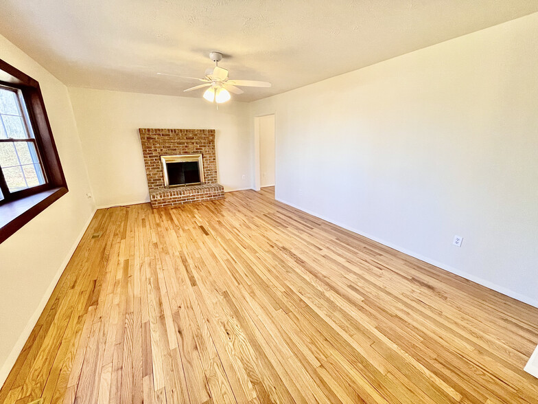 Living Room - 21628 Parker Rd