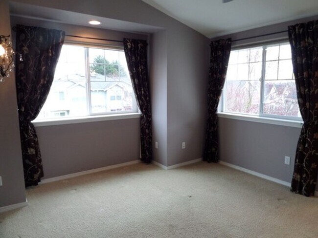 Building Photo - Stunning and Large 3-Bedroom Townhome with...