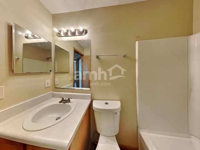 Building Photo - 3959 Highland Bluff Dr