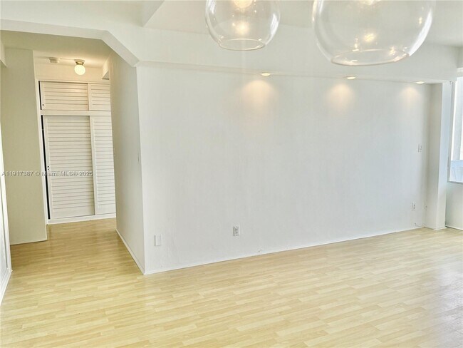 Building Photo - 1430 Brickell Bay Dr