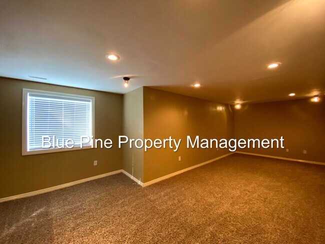 Building Photo - 4001 Summer Sun Dr