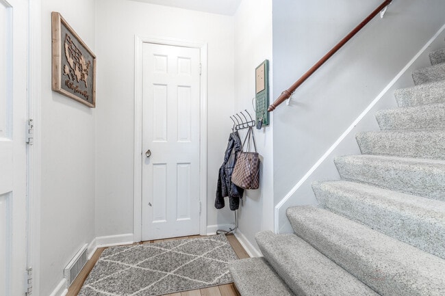 Building Photo - 3 Lakeview Dr