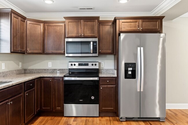 Building Photo - Luxury Size Townhome