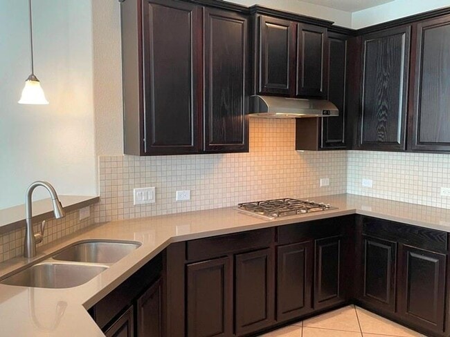 Building Photo - Fabulous 4-bedroom duplex in the heart of Lakeway!