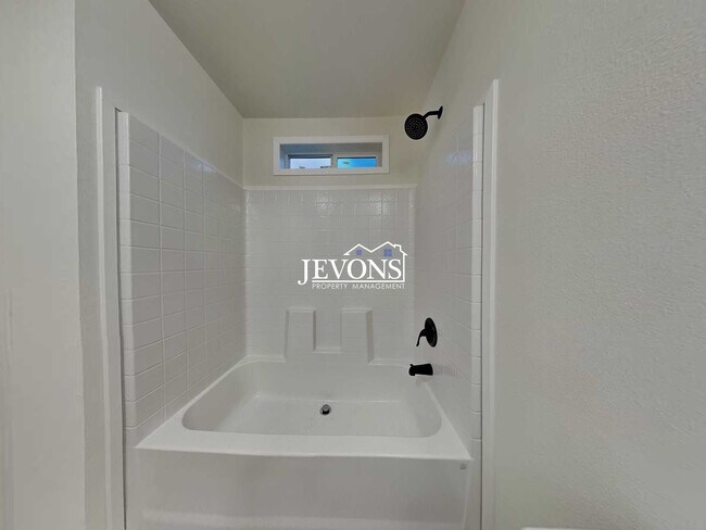 Building Photo - Rent Ready!