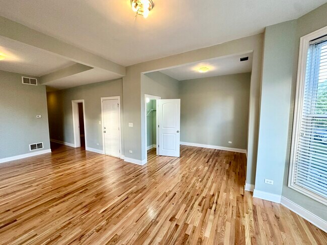 Building Photo - 3255 W Fulton Blvd