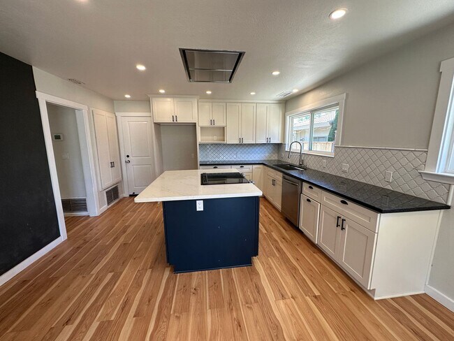 Building Photo - Beautiful 3 Bedroom, 2 Bath Tracy Home