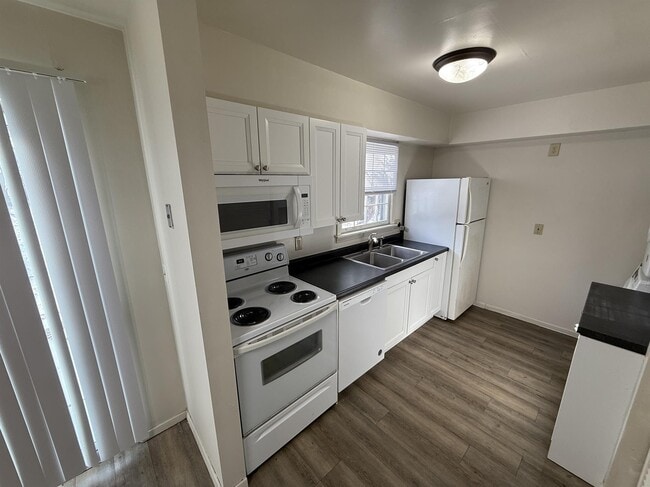 Building Photo - 604 Manor Dr