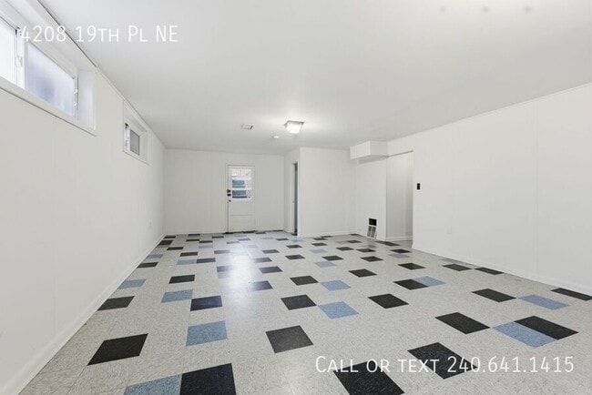 Building Photo - 4208 19th Pl NE