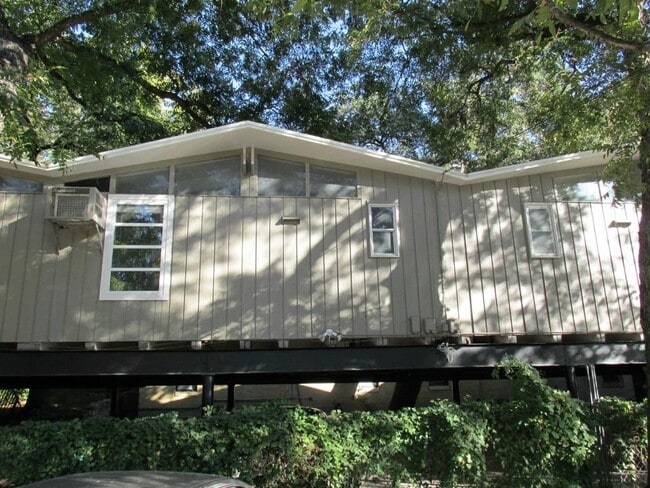 Building Photo - 506 W 7th St