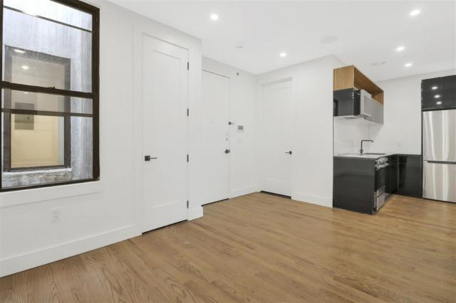 Building Photo - 3 bedroom in NEW YORK NY 10009