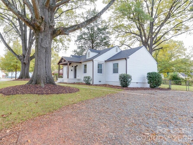 Building Photo - 2721 Mayflower Rd