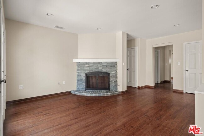 Building Photo - 10707 Wellworth Ave