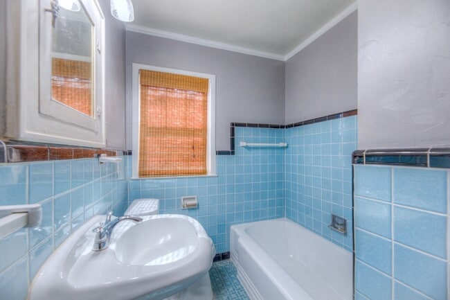 Building Photo - 544 S Oswego Ave