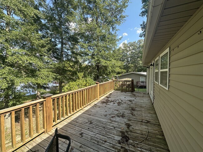 Building Photo - 157 Lakeview Dr S