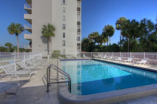 Building Photo - 250 Jacaranda Dr