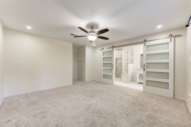 Building Photo - 2114 River Village Dr