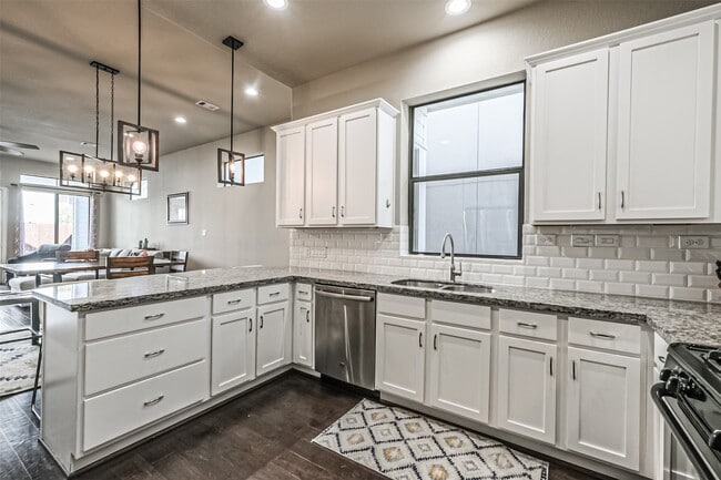 Building Photo - 5840 Darling St