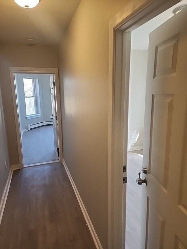 Building Photo - Newly Renovated 3 Bedroom Section 8 are We...