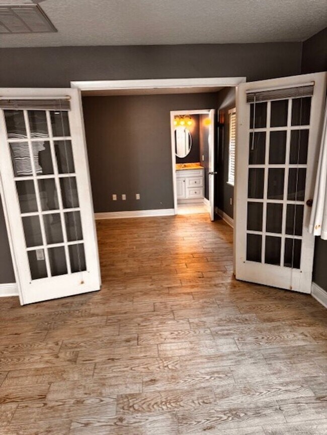 Building Photo - Available Now! Absolutely gorgeous 3 bedro...