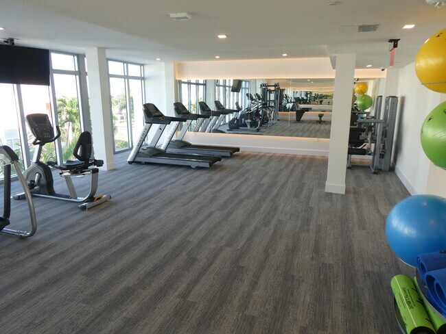 Building Photo - 111 SE 1st Ave