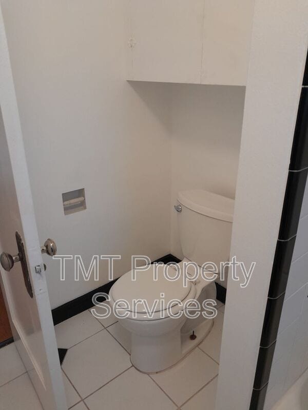 Building Photo - 619 E Cook St