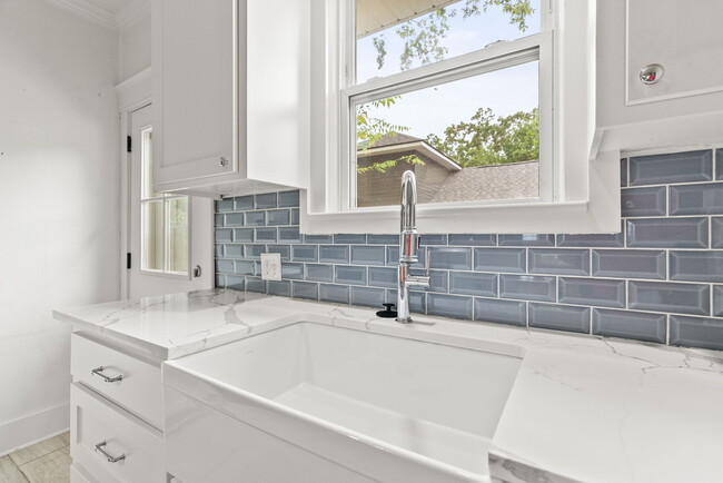Building Photo - 4905 Lee Ave