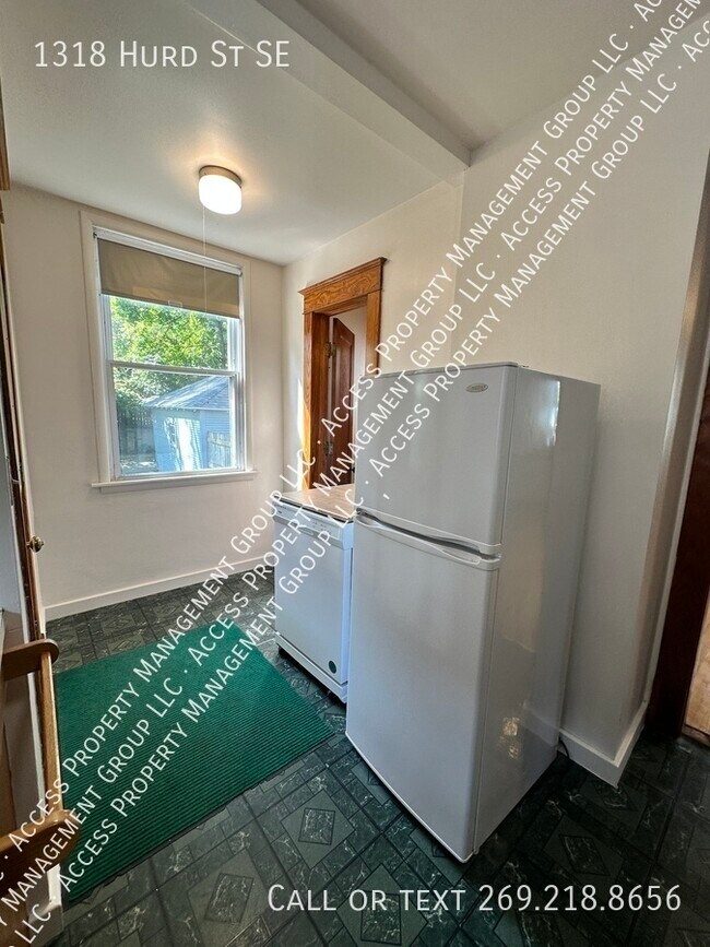 Building Photo - Eastown Three Bedroom Clean Home