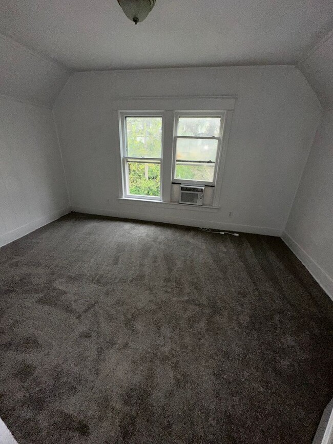 Building Photo - 4 bedroom