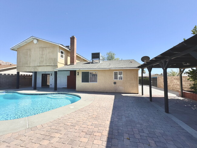 Building Photo - Spacious 4BD/3BA Pool Home with Dual Prima...
