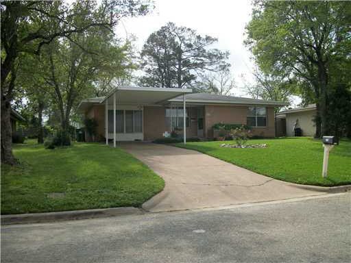 Building Photo - Bryan - 4 bedroom / 2 bath / fenced in back yard, Home - Available Now