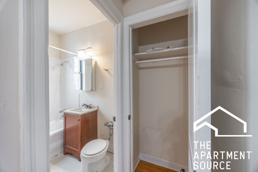 Building Photo - 4616 N Paulina St