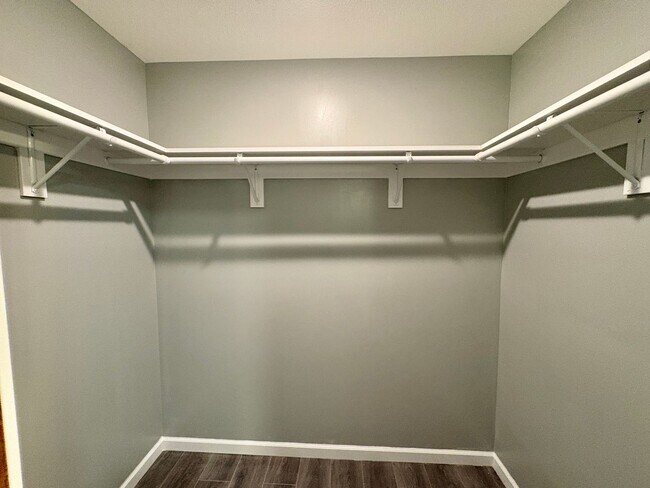 Building Photo - Pre Leasing 26-27 School Term! Newly Renovated 1 Bed / 1 Bath in Central MHK!