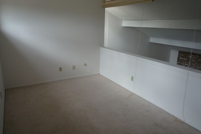 Building Photo - Remodeled condo available for July!