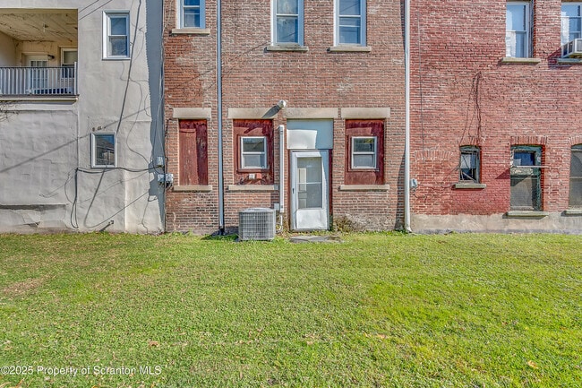 Building Photo - 213 W Market St