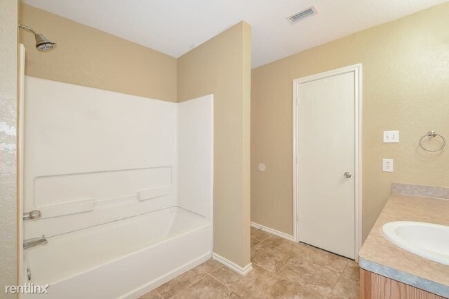 Building Photo - 6 br, 2.5 bath House - 3818 Amber Chase
