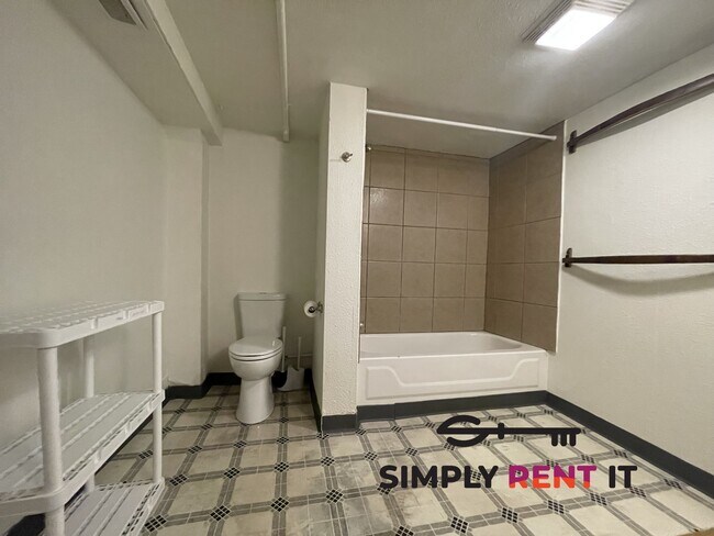 Building Photo - 6 Bed House or 2 and 3 Bedroom Duplex on C...