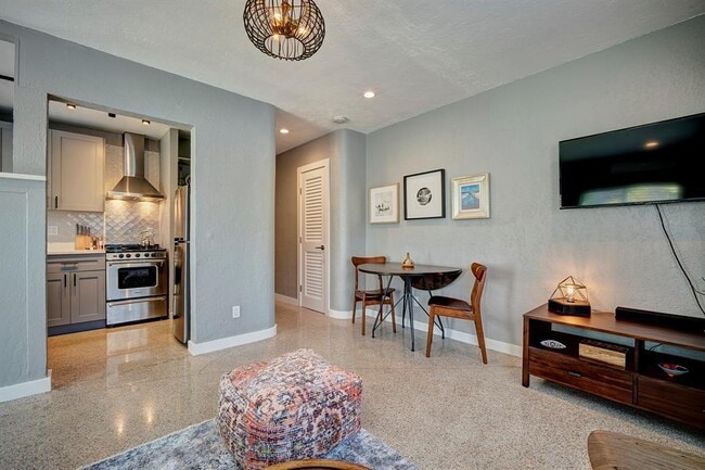 Building Photo - 1215 NE 17th Ave