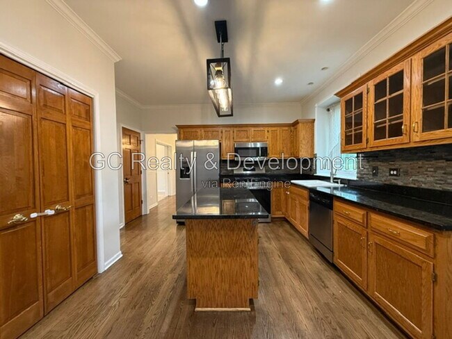 Building Photo - 882 Clarendon Ln