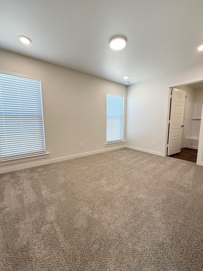 Building Photo - 1615 N Clinton Ave