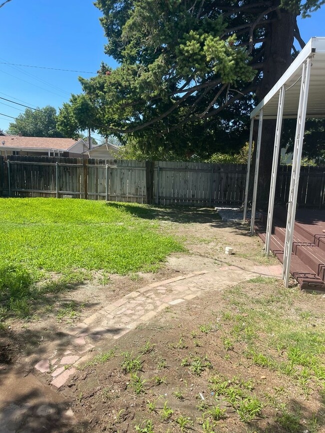 Building Photo - Spacious 4-Bedroom Home with Fireplace, Covered Patio & Detached Garage in Pasco
