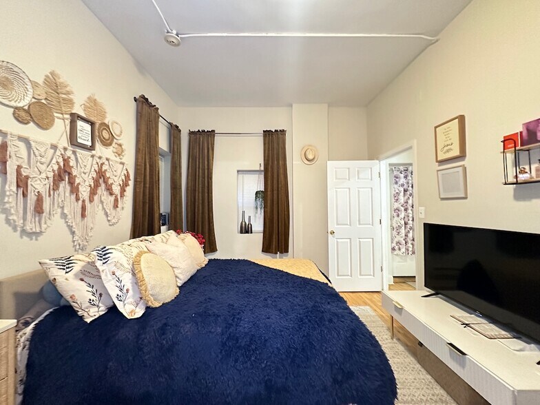 Building Photo - 918 Green Bay Rd