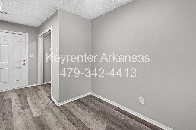 Building Photo - Newly Renovated Duplex in West Fayetteville!