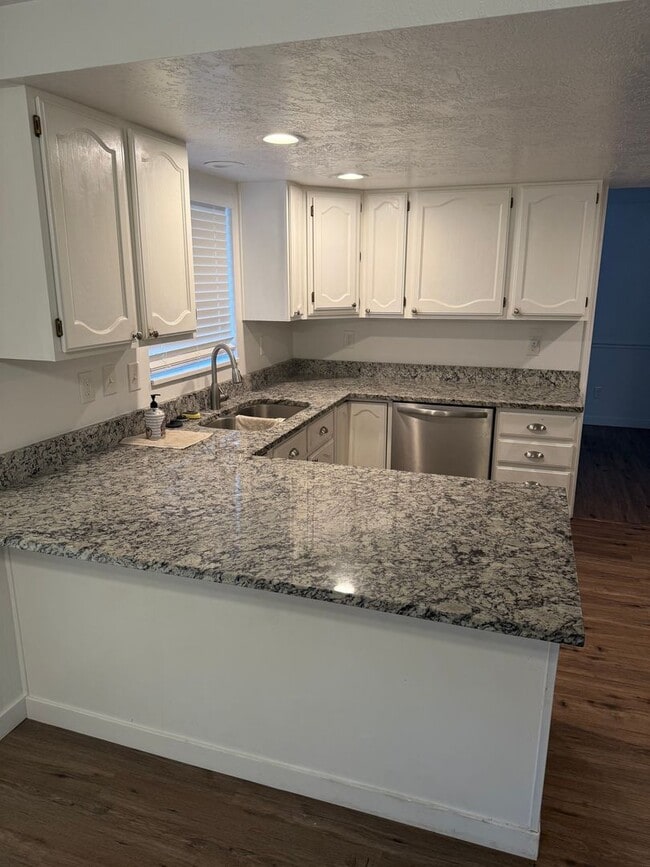 Building Photo - Beautiful home with lots of parking and central air